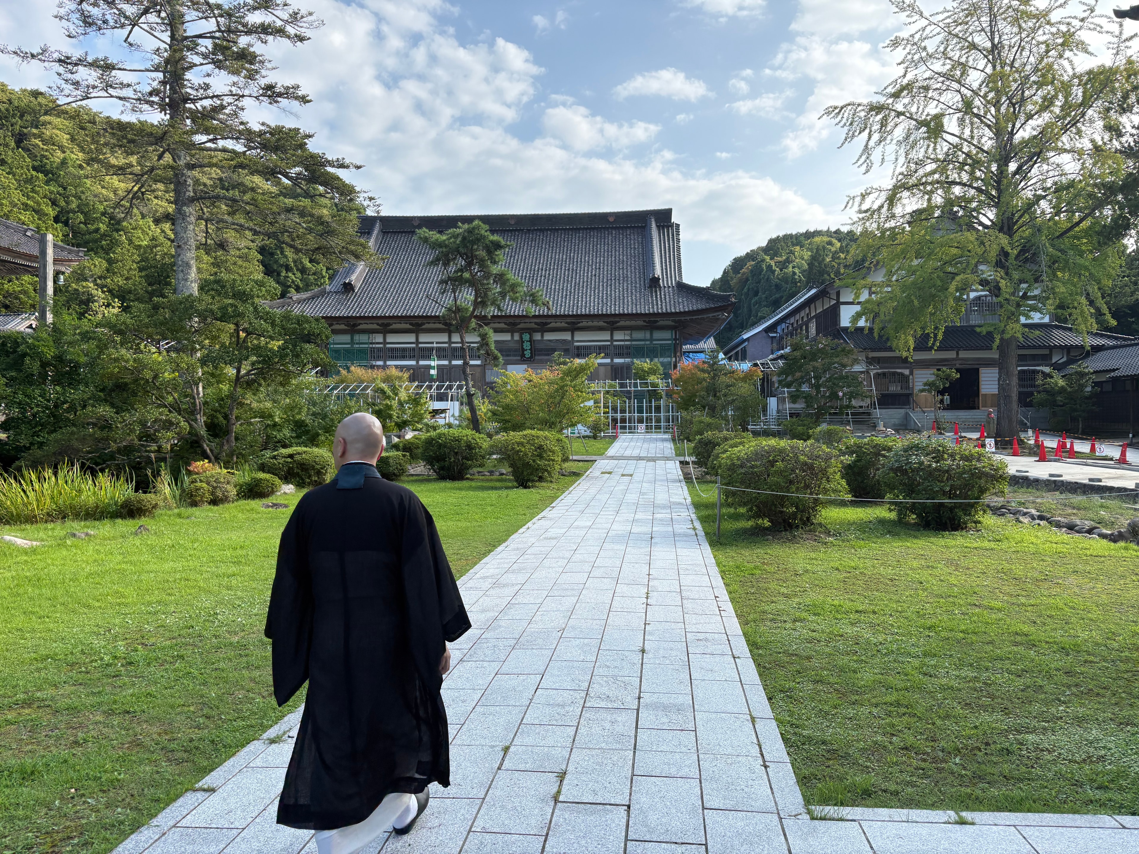 總持寺祖院の境内を歩く僧