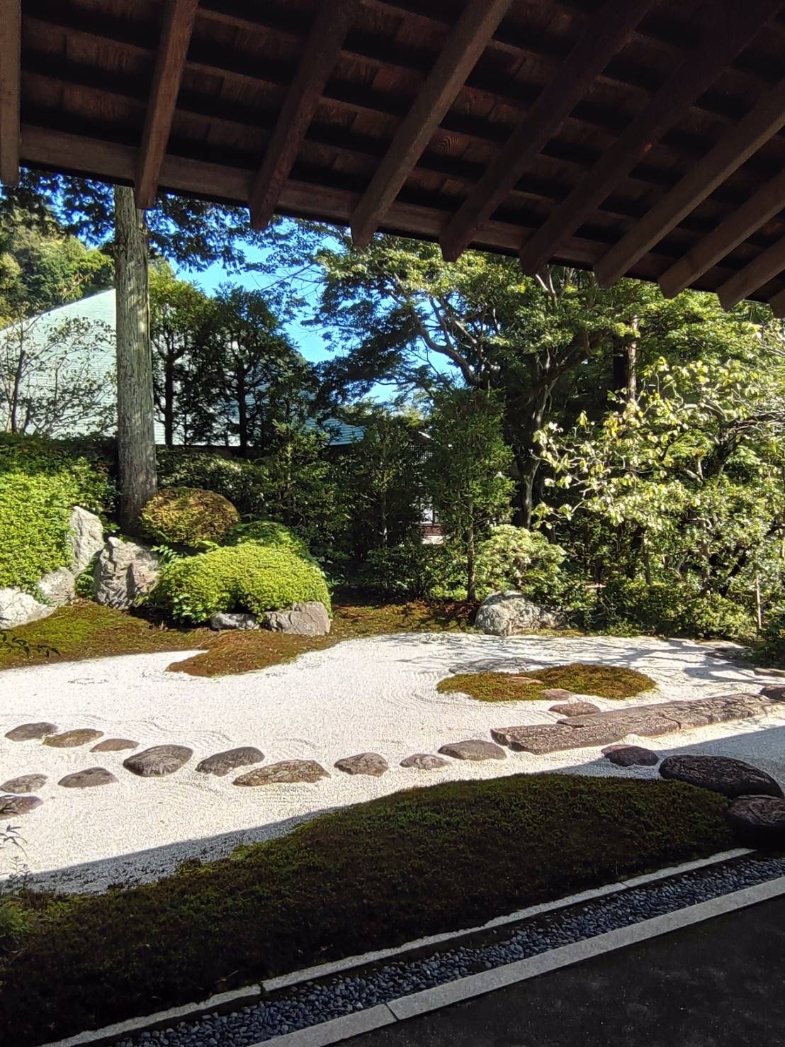 軒下から望む庭園