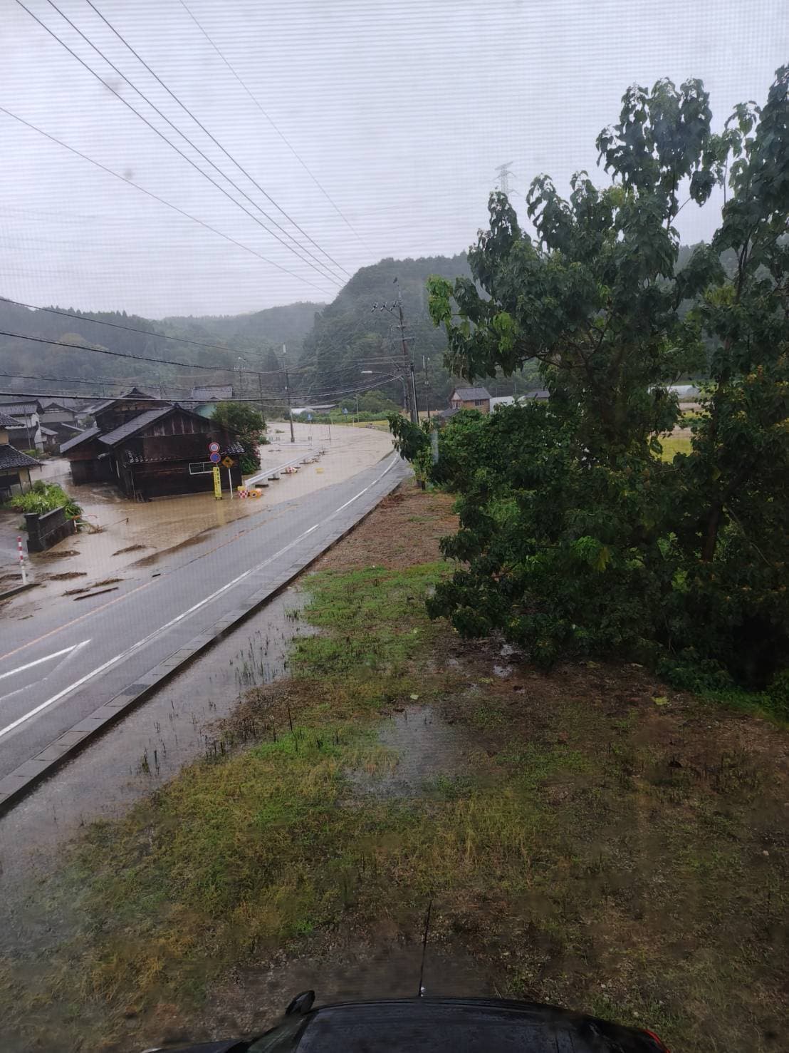 大雨で冠水した羽咋の道路と住宅